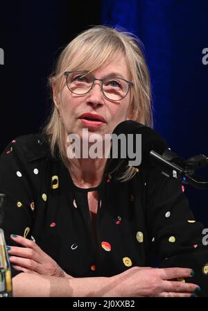 Köln, Deutschland. 18. März 2022. Die Schauspielerin Therese Hämer liest auf dem internationalen literaturfestival lit.Cologne. Quelle: Horst Galuschka/dpa/Alamy Live News Stockfoto