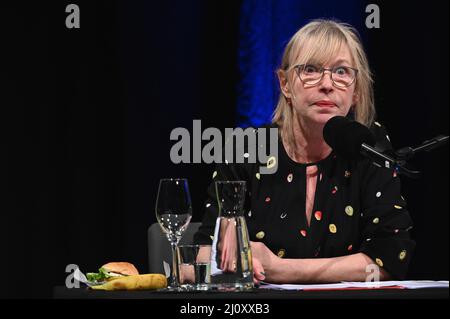 Köln, Deutschland. 18. März 2022. Die Schauspielerin Therese Hämer liest auf dem internationalen literaturfestival lit.Cologne. Quelle: Horst Galuschka/dpa/Alamy Live News Stockfoto