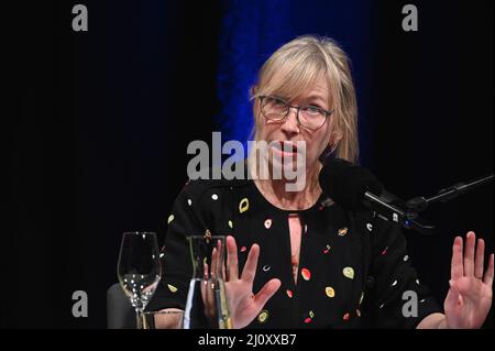 Köln, Deutschland. 18. März 2022. Die Schauspielerin Therese Hämer liest auf dem internationalen literaturfestival lit.Cologne. Quelle: Horst Galuschka/dpa/Alamy Live News Stockfoto