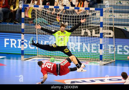 Torwurf Szabolcs SZOELLOESI (HUN) gegen Torwart Andreas WOLFF (GER), Duelle, Wurf, Action, Handball Laenderspiel der Men, Freundschaftsspiel, Deutschland (GER) - Ungarn (HUN), am 19.. März 2022 in Gummersbach/Deutschland. Â Stockfoto