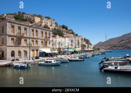 SYMI, Griechenland - 03. JUNI 2021. Der Hafen von Symi Stadt mit den Bezirken Chorio und Gialos ist einer der schönsten und romantischsten in der ganzen A Stockfoto