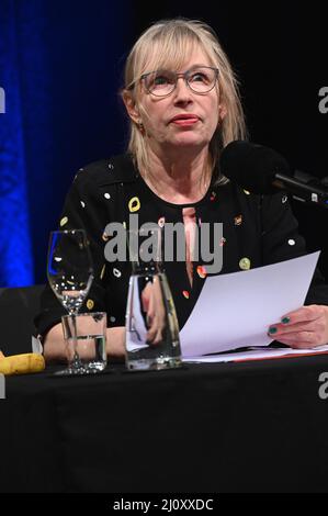 Köln, Deutschland. 18. März 2022. Die Schauspielerin Therese Hämer liest auf dem internationalen literaturfestival lit.Cologne. Quelle: Horst Galuschka/dpa/Alamy Live News Stockfoto