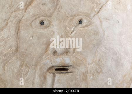 Mund der Wahrheit Sightseeing in Rom, Italien. Historische Skulptur aus Marmor, antikes Gesicht voller Geheimnisse und Legenden. Stockfoto