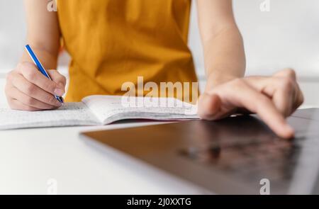 Frau, die Online-Klasse besucht. Hochwertige Fotos Stockfoto