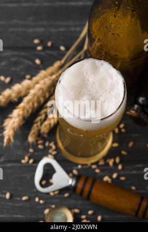 Glas Bier mit Schaumstoff Draufsicht. Hochwertige Fotos Stockfoto