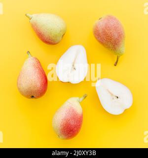 Ganze geschnittene Birne mit Samen. Hochwertige Fotos Stockfoto