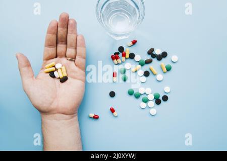 Draufsicht Hand halten Pillen. Hochwertige Fotos Stockfoto