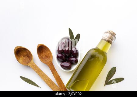 Olivenöl Flasche lila Oliven Holzlöffel. Hochwertige Fotos Stockfoto