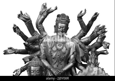 Multi bewaffnete Shiva Statue isoliert auf weißem Hintergrund mit Clipping Pfad. Buddha-Statue mit vielen Armen in einem buddhistischen Tempel Stockfoto