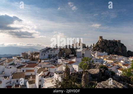 Blick auf das malerische weiß getünchte Dorf Olvera in Andalusien Stockfoto