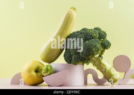 Arrangement leckere frische Früchte Gemüse. Hochwertige Fotos Stockfoto