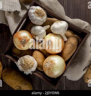 Draufsicht Knoblauchzwiebeln Kiste. Hochwertige Fotos Stockfoto