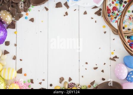 Osterschokoladeneier mit Süßigkeiten Holztisch. Hochwertige Fotos Stockfoto