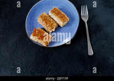 Dünne Pfannkuchen (Crepes) mit Füllungen, gefüllte Brötchen, traditionelles russisches Essen für maslenitsa, französisches Dessert, Frühstück Stockfoto