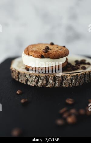 Kaffee-Eis-Sandwich auf einem Holzständer. Süße kalte Leckereien für Kinder Stockfoto