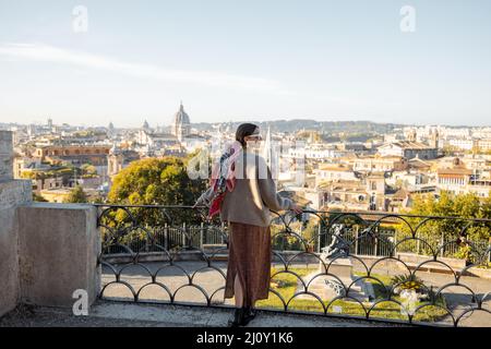 Frau genießt die wunderschöne morgendliche Stadtlandschaft von Rom Stockfoto