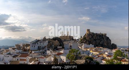 Panoramablick auf das malerische weiß getünchte Dorf Olvera in Andalusien Stockfoto