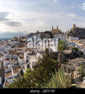 Ein Blick auf das malerische weiß getünchte Dorf Olvera in Andalusien Stockfoto