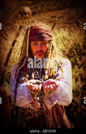 Captain Jack Sparrow Imitator hält seine Hände mit eisernen Fesseln an seinem Handgelenk aus. Die Figur ist nicht Johnny Depp. Stockfoto