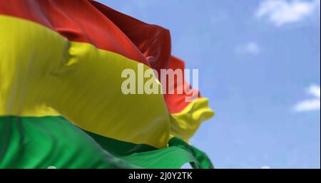 Detail der Nationalflagge Boliviens, die an einem klaren Tag im Wind winkt Stockfoto