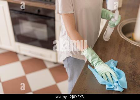 Seitenansicht Frau Reinigung Küchenoberfläche. Hochwertige Fotos Stockfoto