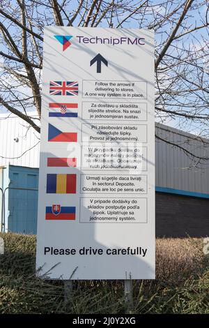 Das Schild in Technip FMP, Walker, Großbritannien, verwendet 6 Sprachen und veranschaulicht die multinationale Logistik, die nach dem Brexit Unterwassersysteme für den Öl- und Gasmarkt herstellt Stockfoto