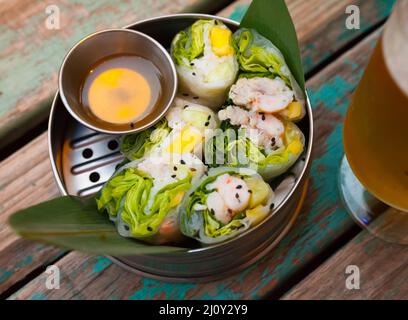 Köstliche Ceviche-Rollen mit weißem Fisch und Reispapier im vietnamesischen Stil Stockfoto