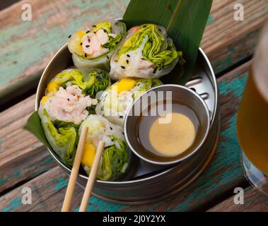 Ceviche-Rollen aus weißem Fisch mit Reispapier im vietnamesischen Stil Stockfoto