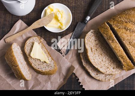 Draufsicht Scheiben Brotbutter Messer. Hochwertige Fotos Stockfoto
