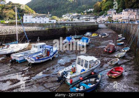 LYNMOUTH, DEVON, Großbritannien - 19. OKTOBER : Blick auf den Hafen bei Ebbe in Lynmouth, Devon am 19. Oktober 2013. Nicht identifizierte Personen Stockfoto