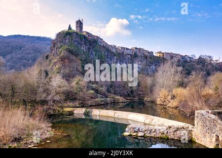 Castellfollit de la Roca ist eine Stadt mit einer der besten Aussichten. Es ist auf einem Lavastrom in La Garrotxa in Katalonien von Spanien gebaut. Stockfoto