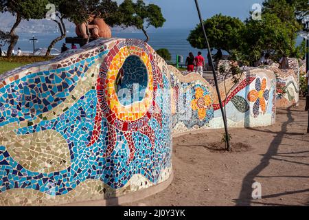 Farbenfrohe Mosaikbank im Park of Love (Parque del Amor) mit Meerblick in Lima, Peru Stockfoto