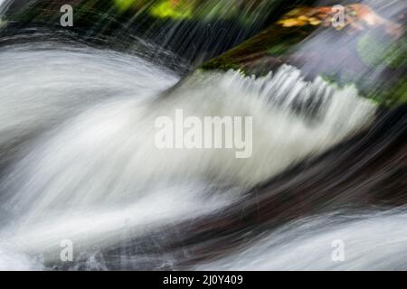 Blick auf einen kleinen Wasserfall am East Lyn River Stockfoto