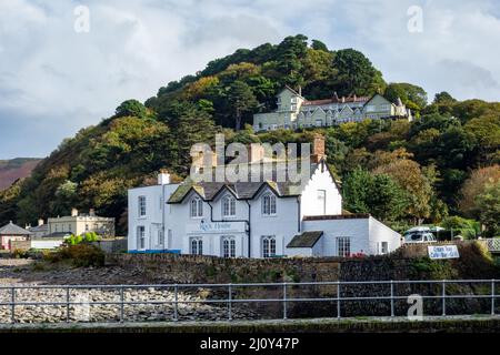 LYNMOUTH, DEVON, Großbritannien - OKTOBER 19 : Blick auf das Rock House und das Tors Hotel in Lynmouth, Devon am 19. Oktober 2013 Stockfoto