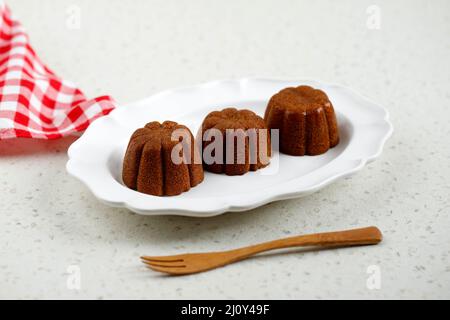 Bolu Sakura gedämpfter Karamellkuchen, aus Karamell mit Kuchenteig aus Ei, Zucker, Mehl und Butter. Serviert auf weißem Teller Stockfoto