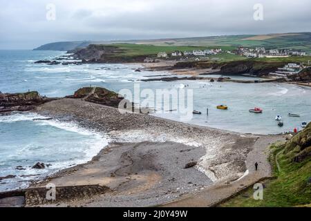 BUDE, CORNWALL/UK - 15. AUGUST : Panoramaficht auf die Bude-Küste in Cornwall am 15. August 2013. Nicht identifizierte Personen. Stockfoto