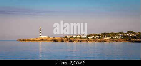 Landschaftlich schöner Leuchtturm von Artrutx bei Sonnenuntergang in Menorca, Spanien Stockfoto