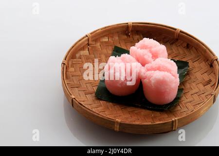 Kue Mangkok oder Kue Apem, traditionell gedünsteter indonesischer Cupcake Jajanan Pasar, isoliert auf Weiß Stockfoto