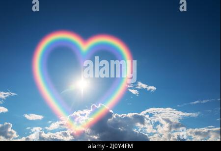 Herzform Regenbogen am Himmel. Stockfoto