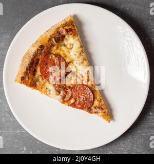 Flache Pepperoni-Pizzaplatte in Scheiben. Hochwertige Fotos Stockfoto