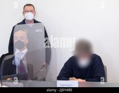 Bad Kreuznach, Deutschland. 21. März 2022. Der Angeklagte sitzt im Dock. Auf der linken Seite ist sein Anwalt Alexander Klein. Der Mann soll im vergangenen Jahr auf den Mitarbeiter einer Tankstelle in Bad Kreuznach geschossen haben, nachdem er ihm darauf hingewiesen hatte, dass er eine Coronamaske tragen müsse. Kredit: Boris Roessler/dpa - ACHTUNG: Der Angeklagte wurde durch Befehl des Gerichts/dpa/Alamy Live News pixeliert Stockfoto