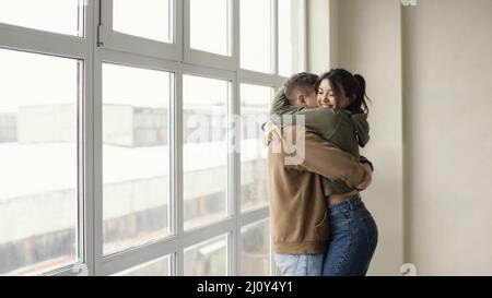 Medium Shot glückliches Paar umarmt. Hochwertige Fotos Stockfoto
