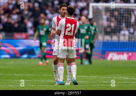 Amsterdam - Dusan Tadic von Ajax, Lisandro Martinez von Ajax feiern den 2-2 während des Spiels zwischen Ajax und Feyenoord in der Johan Cruijff Arena am 20 Stockfoto