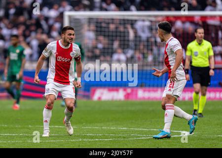 Amsterdam - Dusan Tadic von Ajax, Lisandro Martinez von Ajax feiern den 2-2 während des Spiels zwischen Ajax und Feyenoord in der Johan Cruijff Arena am 20 Stockfoto