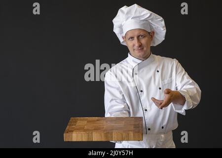 Mittelgroßer Koch mit Holzbrett. Hochwertige Fotos Stockfoto