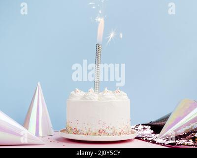 Köstliche weiße Kuchen Geburtstagshüte. Hochwertige Fotos Stockfoto