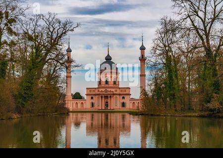 Panoramablick nach Westen auf die letzte verbliebene Gartenmoschee des 18.. Jahrhunderts in Schwetzingen mit dem sogenannten Moscheeweiher an einem... Stockfoto