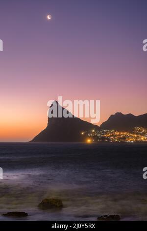 Sonnenuntergang in Houtbaai Kapstadt Südafrika, Panoramablick auf Houtbaai, ein wunderschönes Dorf auf der Kap-Halbinsel in der Nähe von Kapstadt, Stockfoto