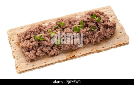 Knäckebrot mit Leberpastete isoliert auf weißem Hintergrund Stockfoto