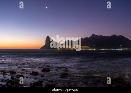 Sonnenuntergang in Houtbaai Kapstadt Südafrika, Panoramablick auf Houtbaai, ein wunderschönes Dorf auf der Kap-Halbinsel in der Nähe von Kapstadt, Stockfoto